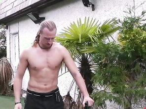A man fucks bbw blonde
