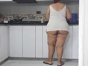 I masturbate watching my stepmother's huge ass in the kitchen