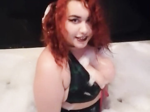 Schoolgirl Is Recorded In Jacuzzi Showing Her Huge Body And Twerking In The Water