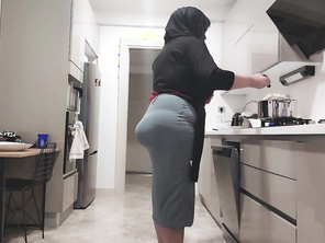 my dick got hard when i saw my stepmom's huge bubble ass