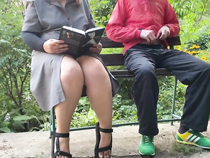 Experienced HOUSEWIFE knows how to juice his dick outdoors