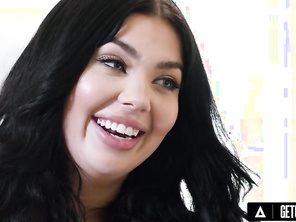 UP CLOSE - Thick Australian Hottie Holly Day Invites Huge Cock Stud To Pleasure Her Cunt